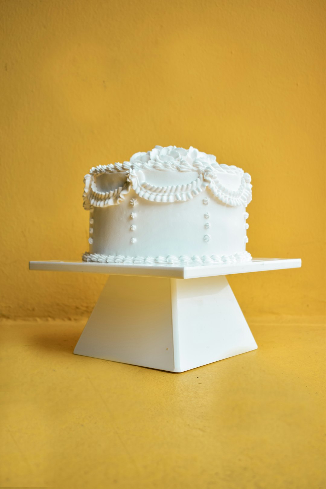 Single white cake on a pedestal